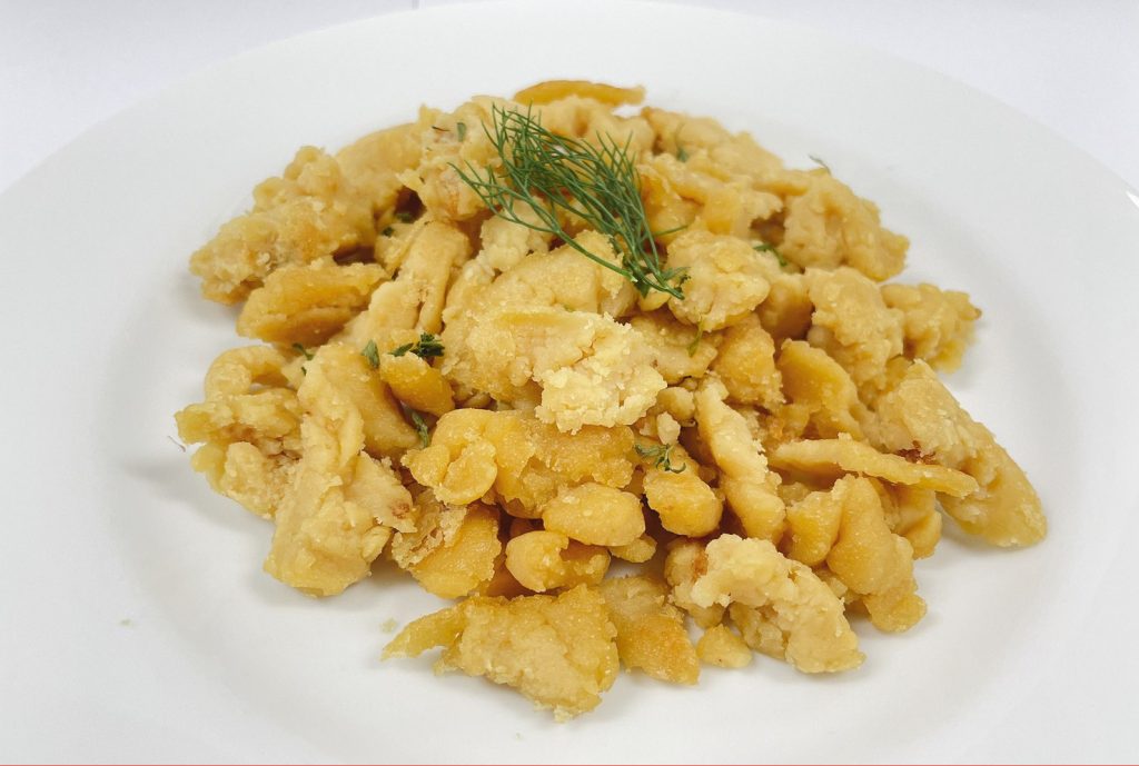 A913l98fv_m3jbva_d7w pouring everday milk tea into a glass