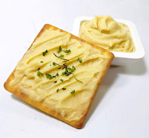 S__20316163-edit pouring everday milk tea into a glass