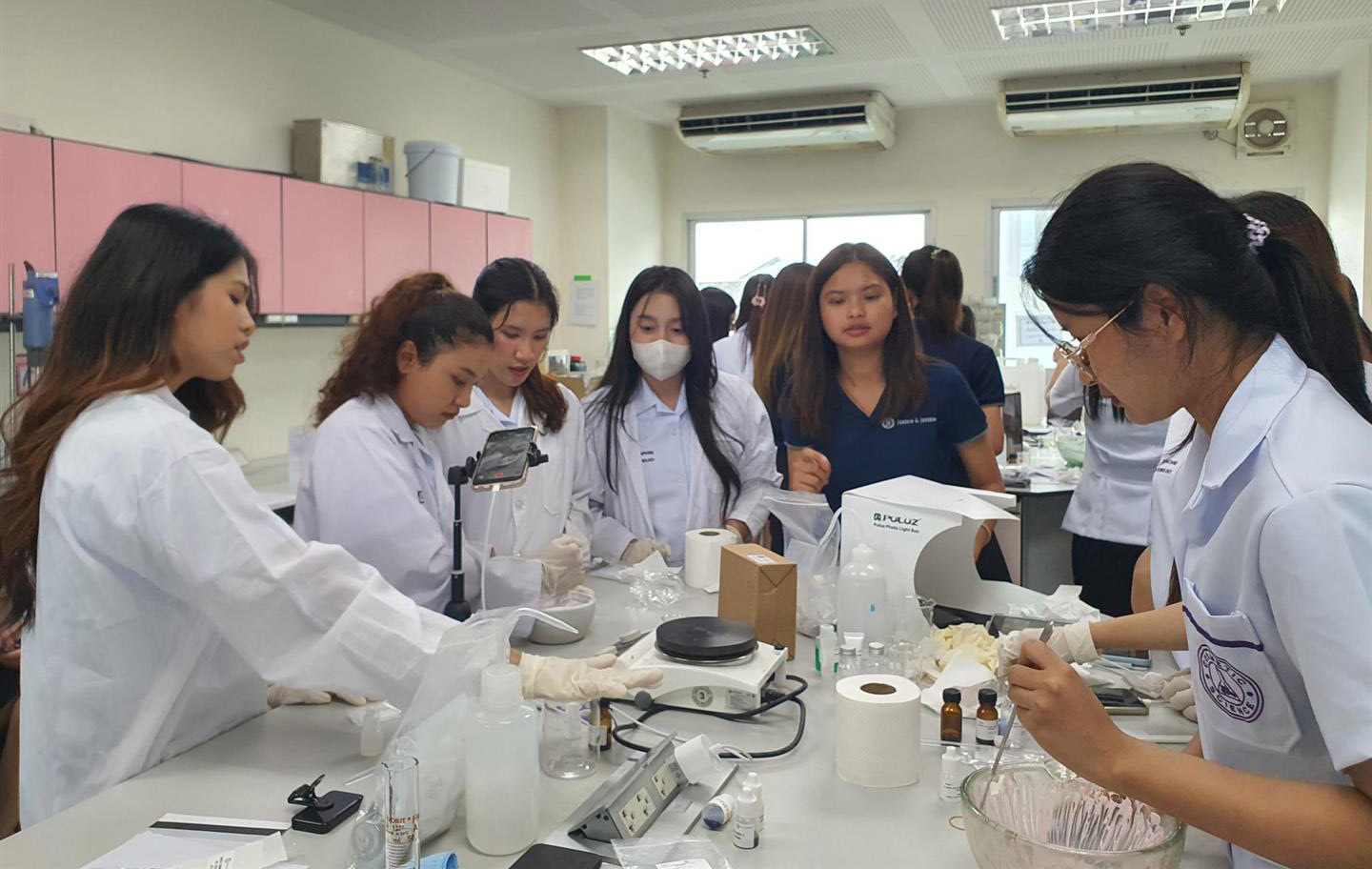 Students-working-on-oral-care-formulations-2-(Large) Students-working-on-oral-care-formulations-2-(Large)