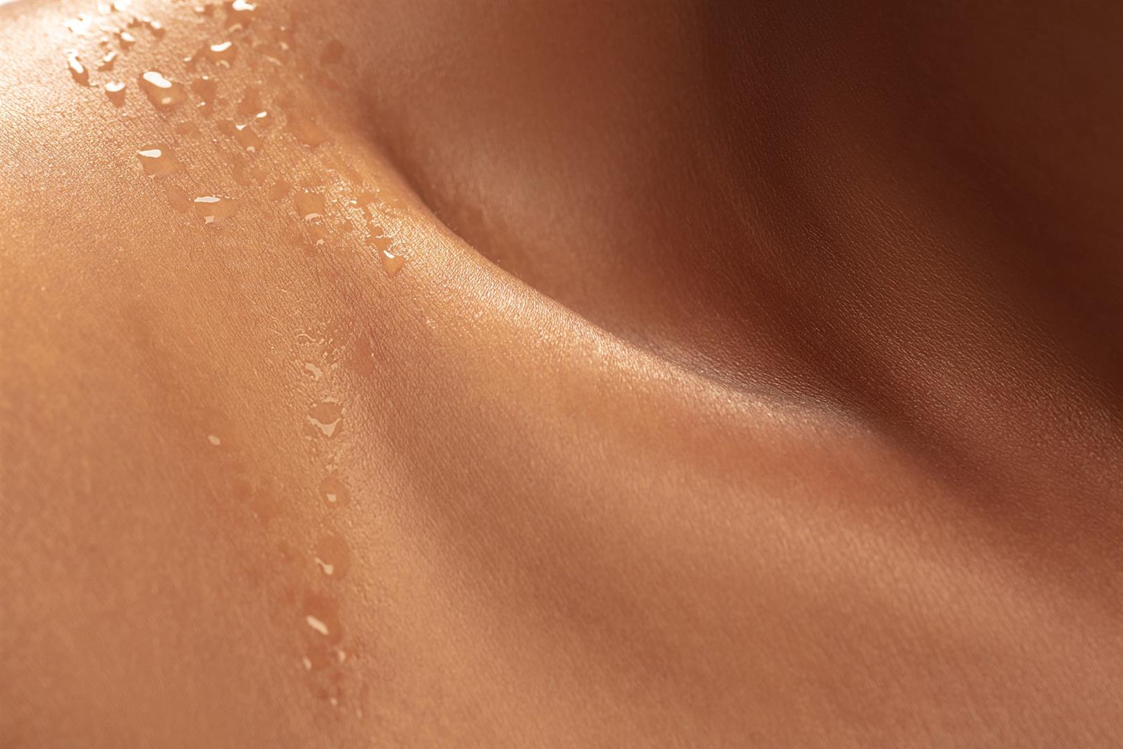 closeup-female-neck-shoulder-with-water-drops-beautiful-shine-beauty-fashion-skincare (Large) closeup-female-neck-shoulder-with-water-drops-beautiful-shine-beauty-fashion-skincare (Large)
