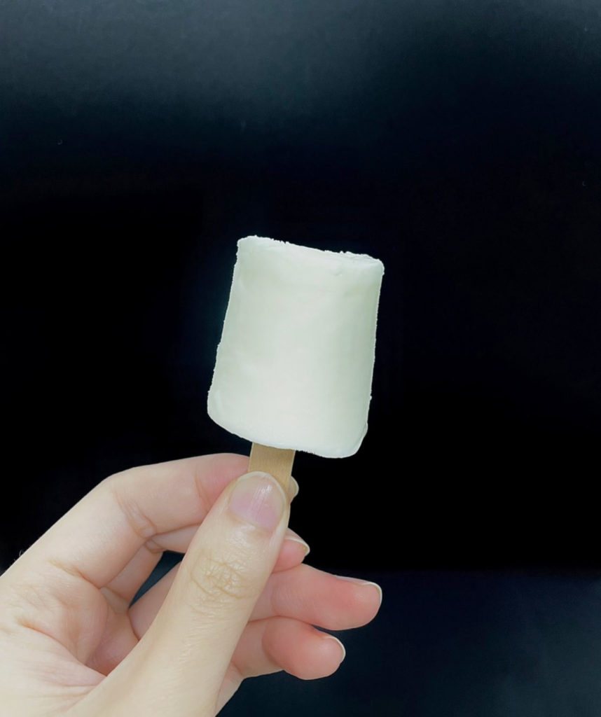 flow-yogurt-ice-cream-7-858x1024 pouring everday milk tea into a glass