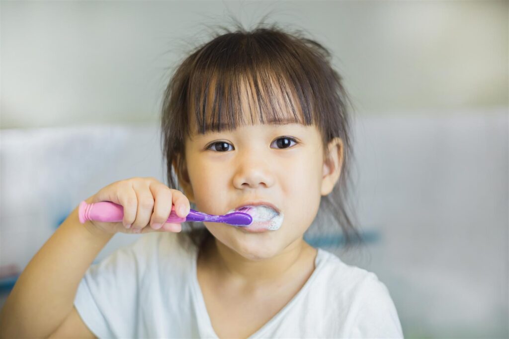 little-kids-using-toothbrush-brushing-her-teeth-Large-1024x683 little-kids-using-toothbrush-brushing-her-teeth (Large)